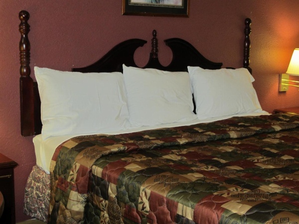 First Western Inn - Fairmont City image 15