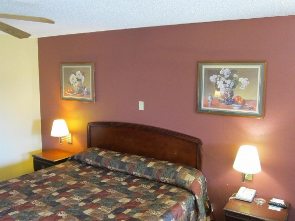 First Western Inn - Fairmont City image 19