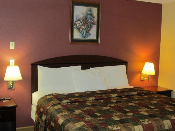 First Western Inn - Fairmont City image 24