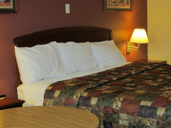 First Western Inn - Fairmont City image 33