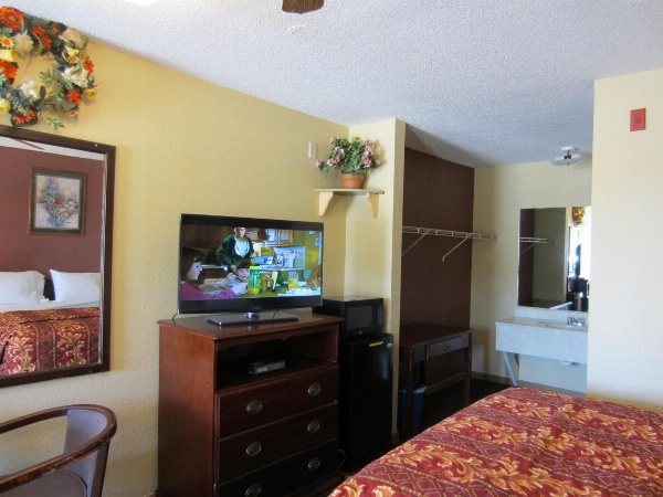 First Western Inn - Fairmont City image 38