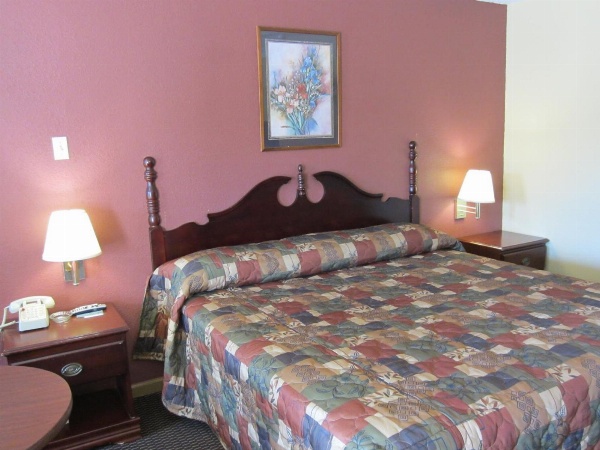 First Western Inn - Fairmont City image 7