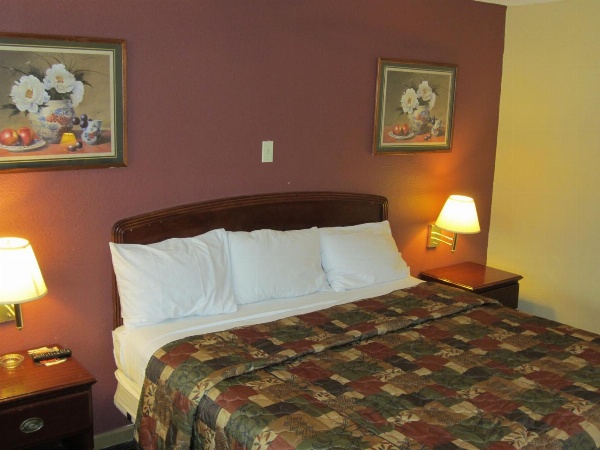 First Western Inn - Fairmont City image 43